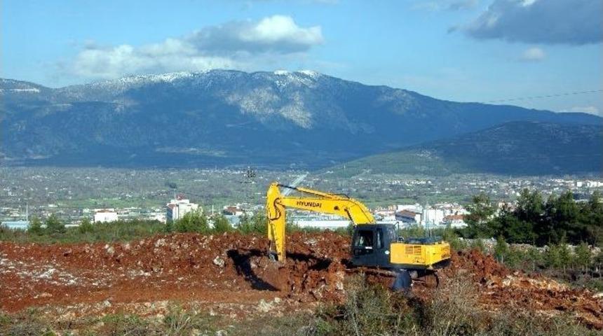 Tıp Fak&uuml;ltesinde İlk Kazma Vuruldu