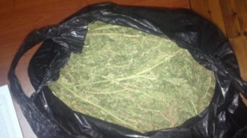 Yol Kenarına Atılan Poşetten Esrar &Ccedil;ıktı