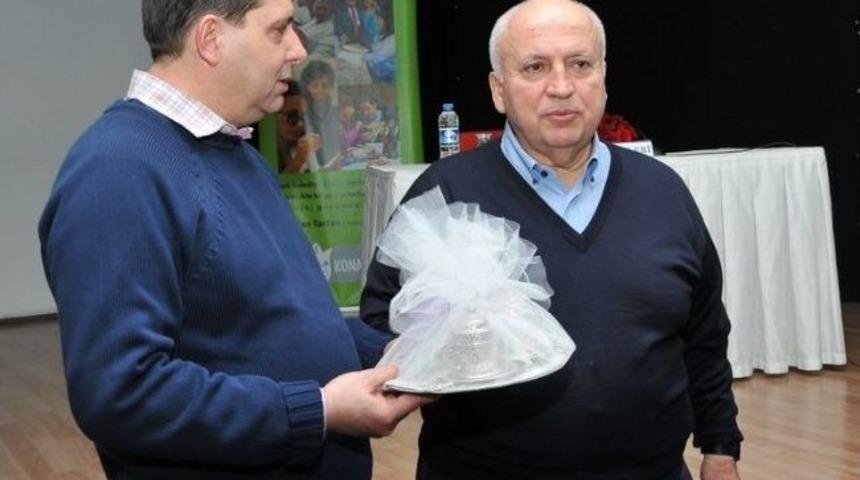 Işın &Ccedil;elebi, İmza G&uuml;n&uuml;nde İzmirli Okuyucu İle Buluştu