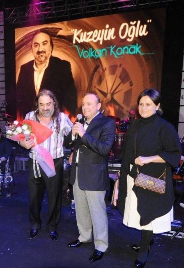 Volkan Konak Lösemili Çocuklar Yararına Konser Verdi