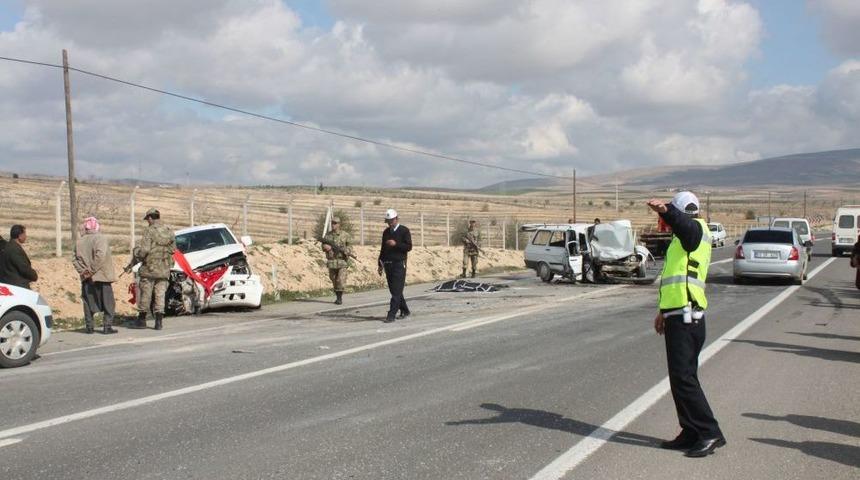 Gelin almaya giderken kaza ge&ccedil;irdiler: 1 &ouml;l&uuml;, 4 yaralı