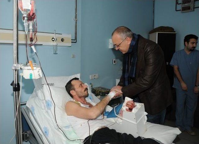İş Kazası Ge&ccedil;iren İş&ccedil;iye Başkan Erg&uuml;n&rsquo;den Ziyaret 1