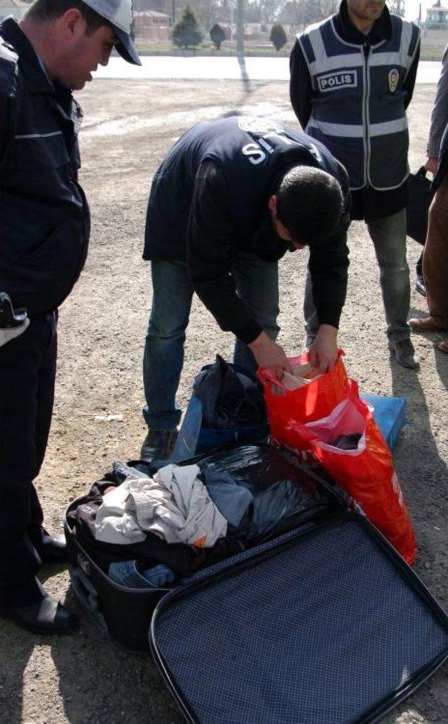 Uşak&rsquo;ta Aranan Yolcu Otob&uuml;slerinde 20 Kilogram Esrar Maddesi Yakalandı 2