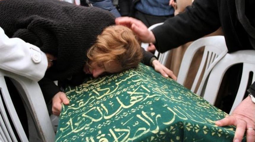 Minik Irmak Toprağa Verildi