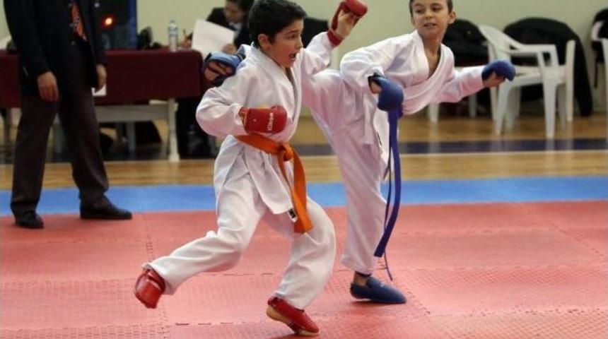 Mink Karateciler Kış Kupası İ&ccedil;in Ter D&ouml;kt&uuml;