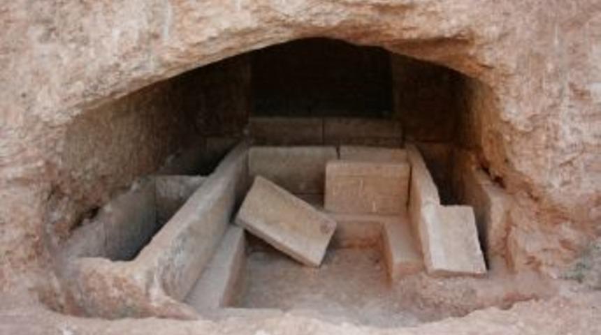 Belediye kazı &ccedil;alışmalarında, klasik &ccedil;ağa ait mezar bulundu