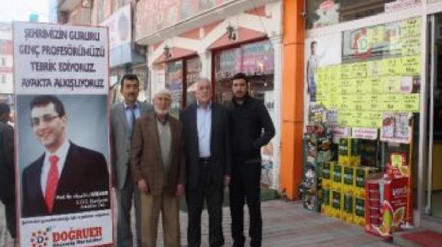 Profes&ouml;r Oldu, Esnaf Pankart Hazırladı