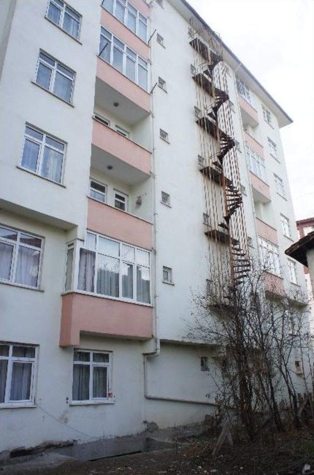 Yangın Merdiveni Yaklaşık 10 Metre Y&uuml;kseklikte Bitiyor 1