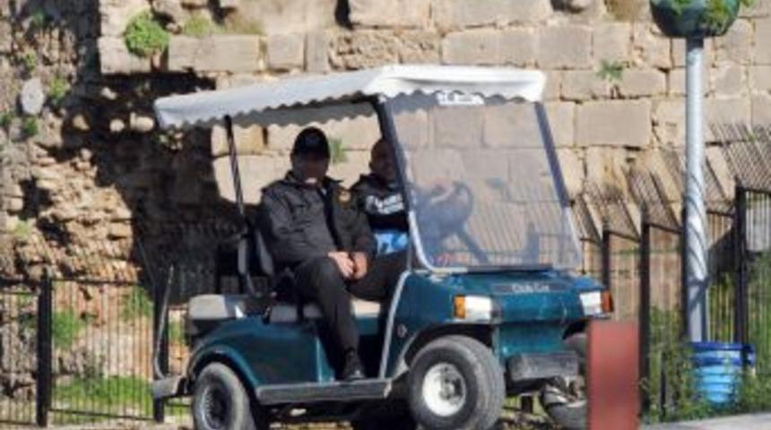 Golf Arabası Devriyesiyle Side'de Dilenci Ve Seyyar Satıcılara Ge&ccedil;it Verilmiyor