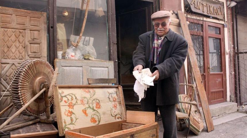 Antikacı, Eski Sandığın Gizli B&ouml;lmesinde Kefen Parası Buldu