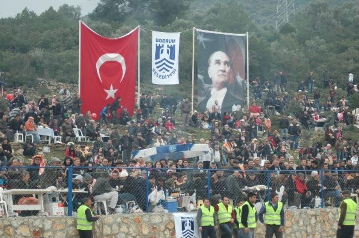 Yağmura Aldırmayan Kızgın Develer Kıran Kırana G&uuml;reşti