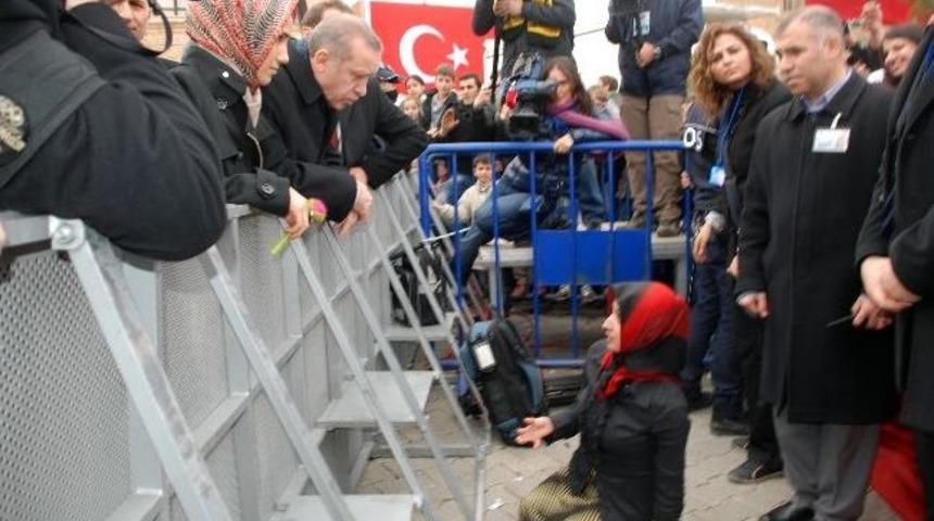 Başbakan Engelli Gen&ccedil; Kıza İş S&ouml;z&uuml; Verdi