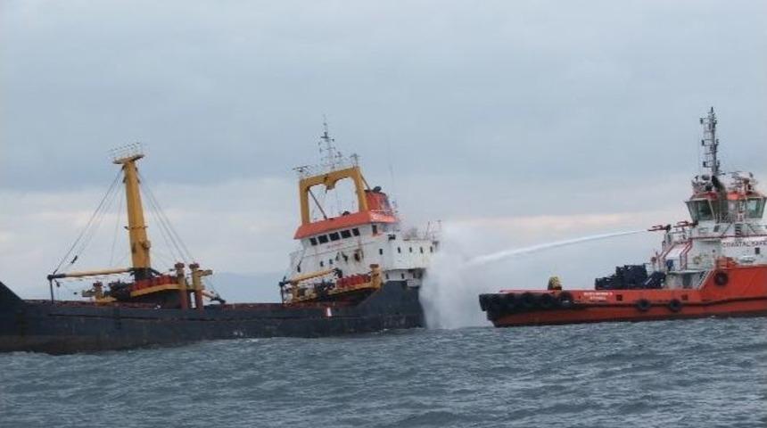 Şark&ouml;y A&ccedil;ıklarındaki Gemi Yanmaya Devam Ediyor