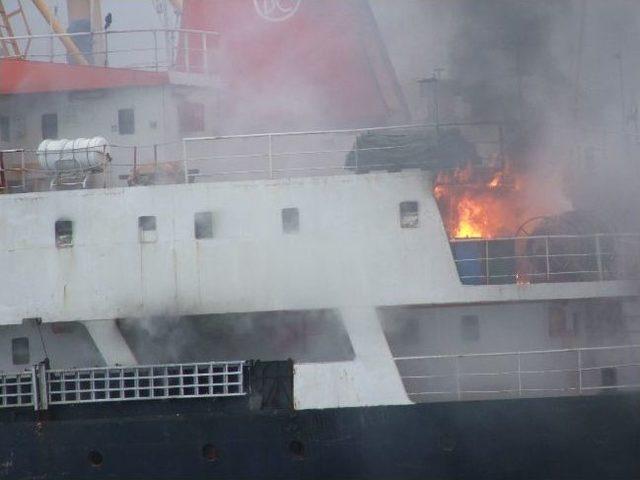 Şark&ouml;y A&ccedil;ıklarındaki Gemi Yanmaya Devam Ediyor 1