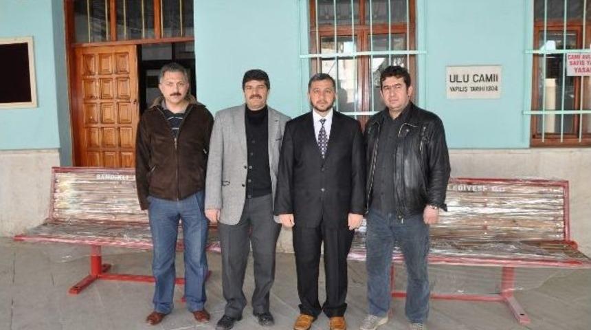 Sandıklı Belediyesi Cami Ve Okullara Oturma Bankı Dağıttı