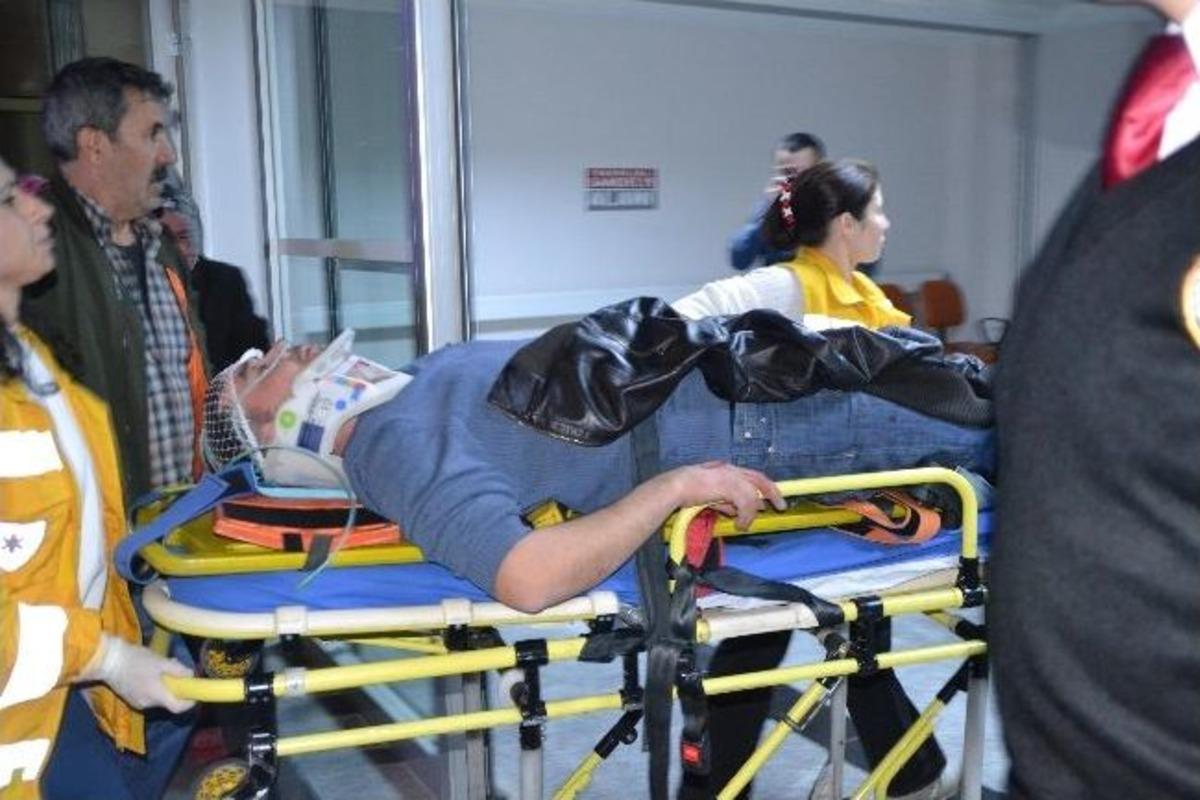 Tır Otomobile &Ccedil;arptı: 4 Yaralı