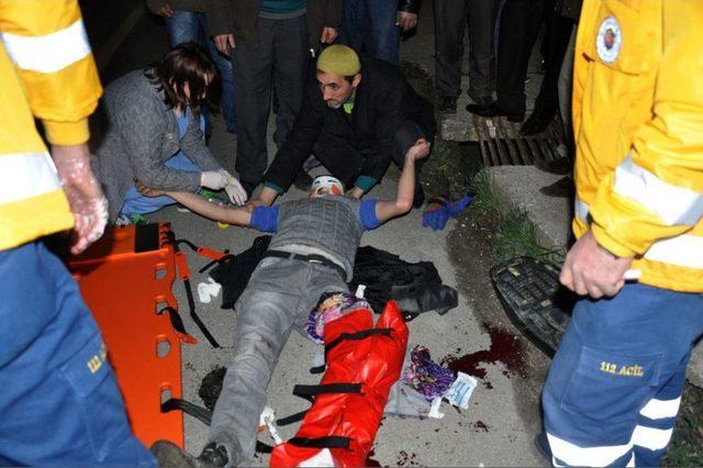 Otomobile &Ccedil;arpan Motosikletli Yaralandı 1