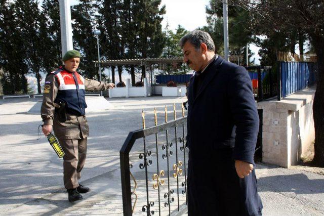 İmralı&rsquo;ya Gitmek I&ccedil;in 1,5 Saat Beklediler 1