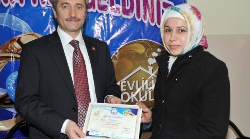 Evlilik Okulunu Bitiren Kursiyerler Sertifikalarını Aldı