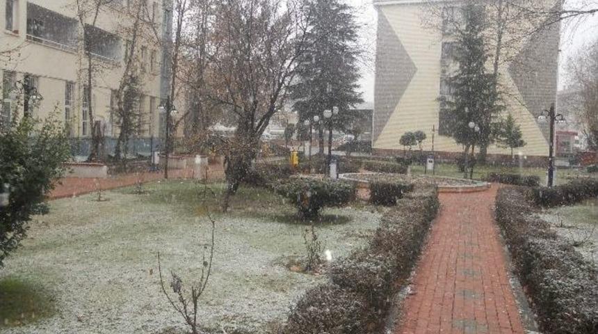 G&ouml;lbaşı Halkı G&uuml;ne Karla Uyandı