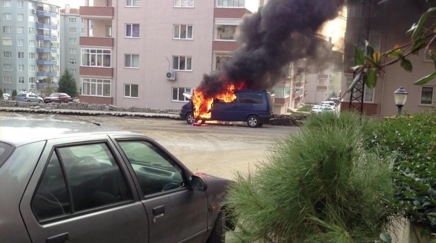 Park Halindeki Minib&uuml;s, Alevlere Teslim Oldu