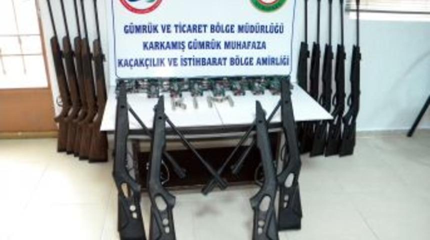 Suriyelilerin, &lsquo;boru&rsquo; Dedikleri Eşyaların I&ccedil;inden Havalı T&uuml;fek &Ccedil;ıktı