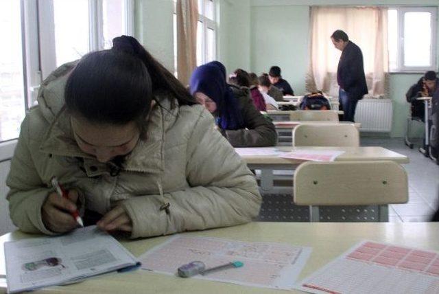 Akyazı’da 6 Bin Öğrencinin Sınav Maratonu Devam Ediyor 1