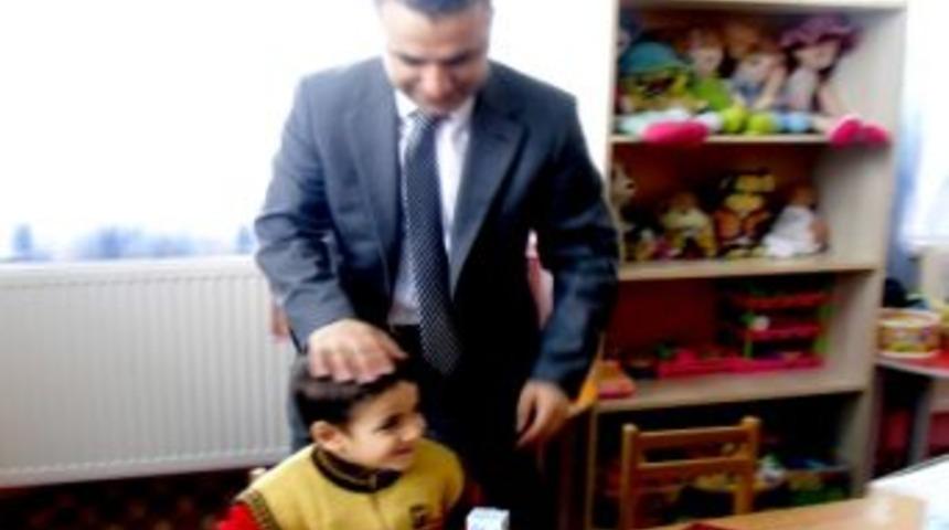 Pasinler Kaymakamı G&uuml;ler, Okullarda S&uuml;t Dağıttı