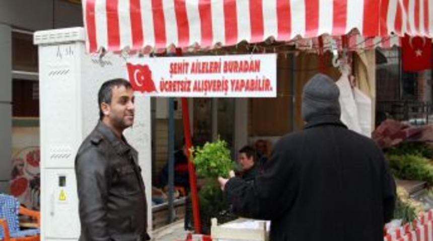 Şehit Ailelerinden &Uuml;cret Almayan Seyyar Satıcı, Internette Meşhur Oldu