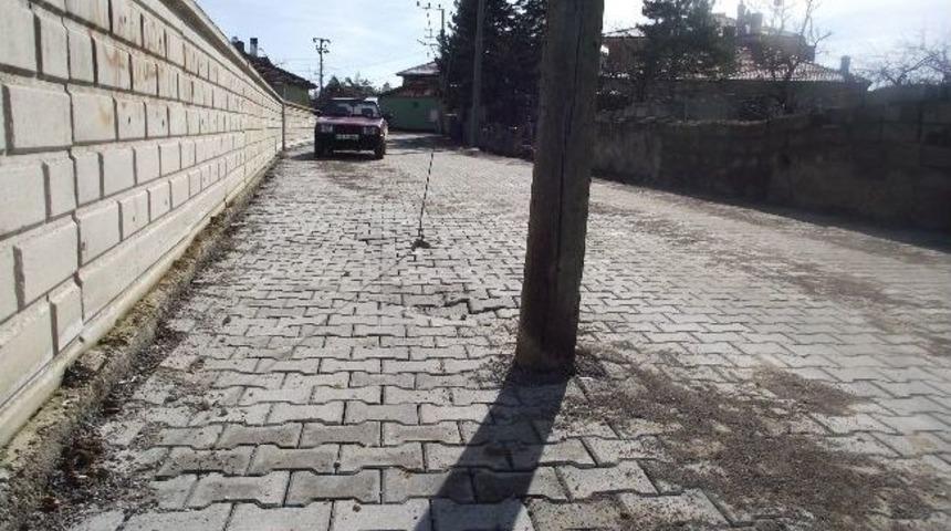 Direk Yol Ortasında Kaldı