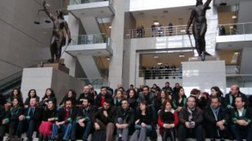 Adliyeyi Birbirine Katan Avukatlar G&ouml;zaltına Alındı