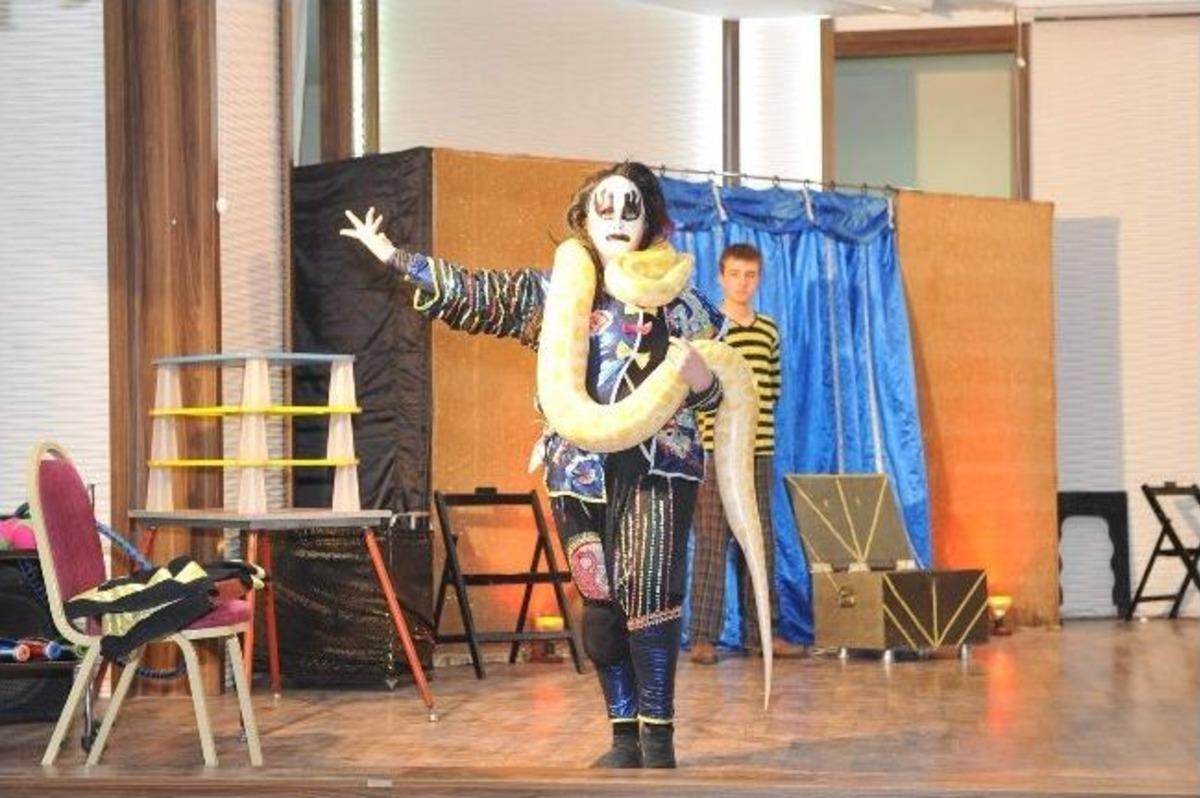 Pitonla Nefes Kesen G&ouml;steri