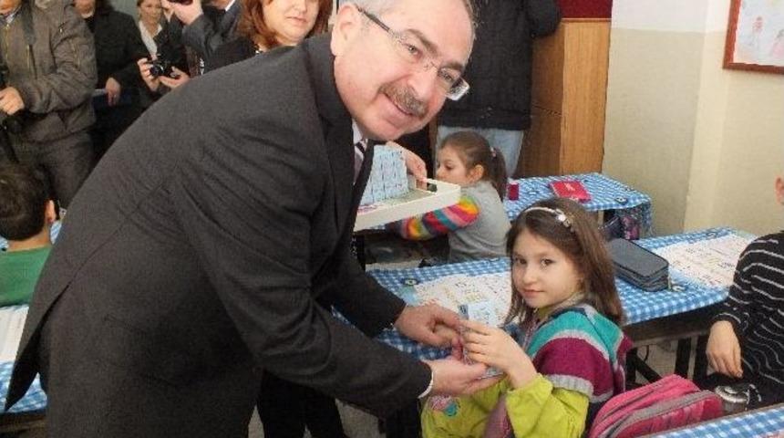 Vali Yaman &Ouml;ğrencilere Okul S&uuml;t&uuml; Dağıttı