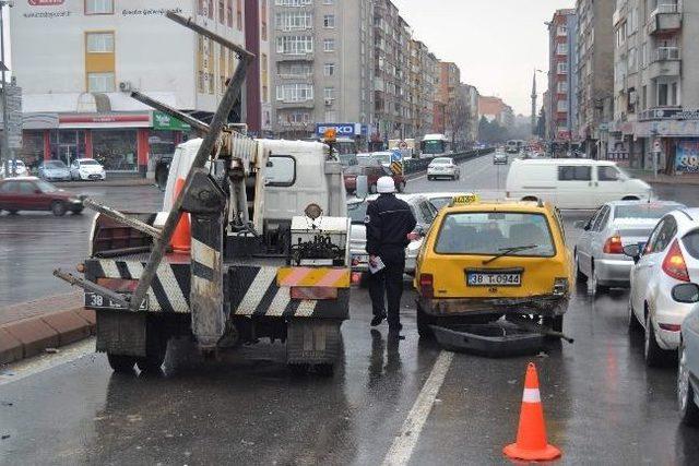 Kaygan Zeminde 6 Araç Birbirine Girdi