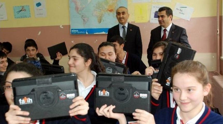 Vali D&uuml;zg&uuml;n, S&uuml;t Ve Tablet Bilgisayar Dağıttı