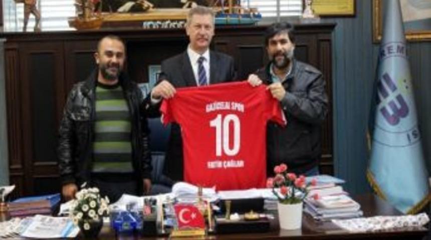 Gazicelalspor Kul&uuml;b&uuml;&rsquo;nden Başkan &Ccedil;ağlar&rsquo;a Forma