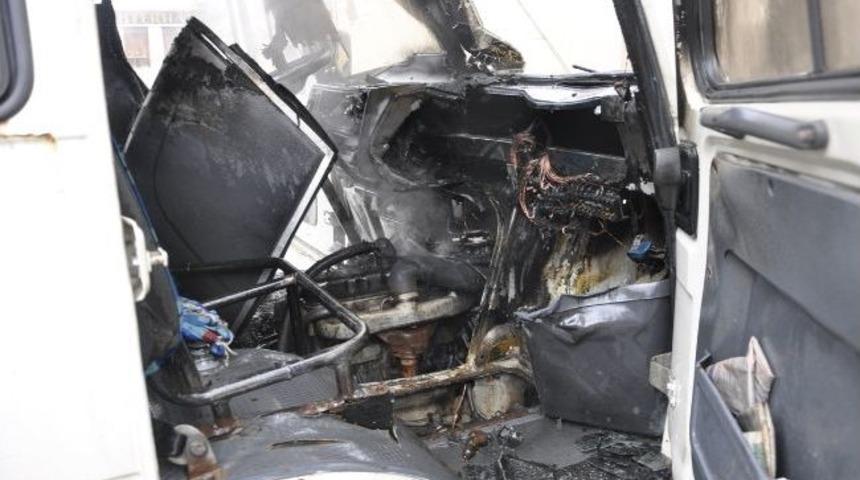 Park Halindeki Minib&uuml;s Yandı