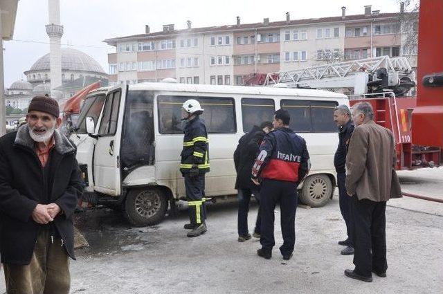 Park Halindeki Minibüs Yandı