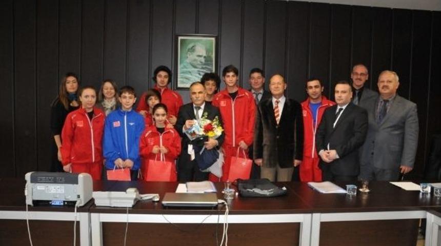 Milli Sporculardan Rekt&ouml;r Akan&rsquo;a Teşekk&uuml;r Ziyareti