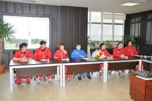 Milli Sporculardan Rektör Akan’a Teşekkür Ziyareti