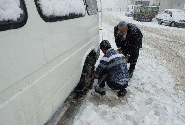 Sincik'te Kar Köy Yollarını Kapattı