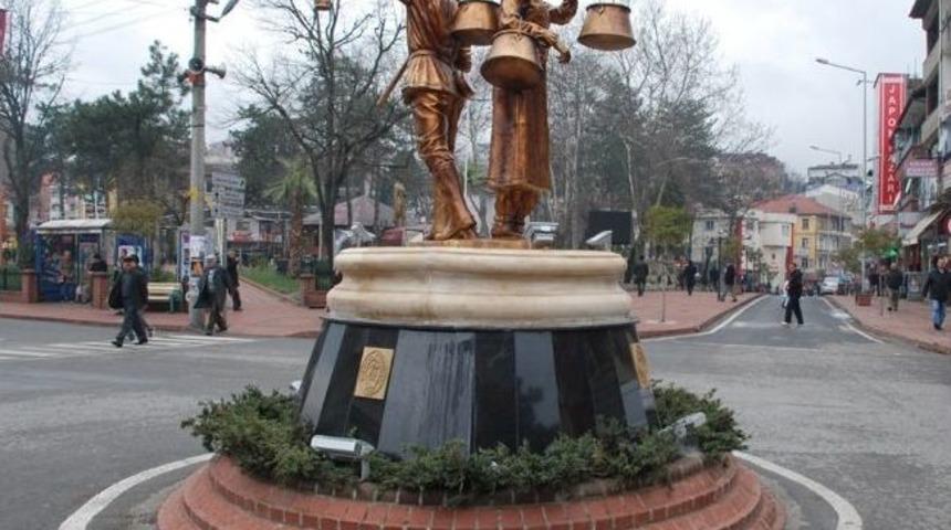 Madenci Ve Yoğurt Taşyan Kadın Heykeli Yapımı Tamamlanarak Yerine Dikildi