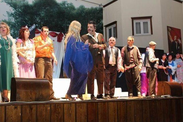 Edremit Tiyatroya Hasret Giderdi 1