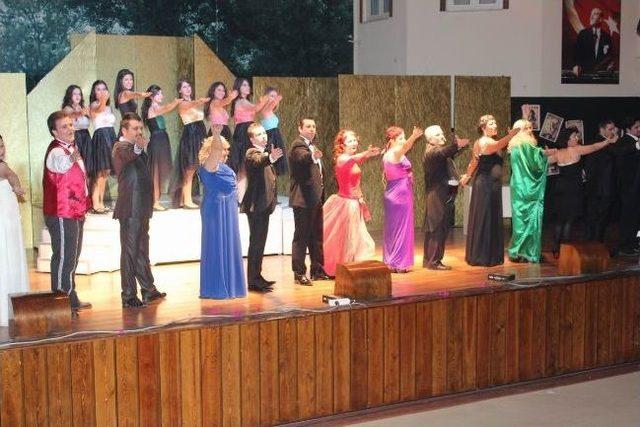 Edremit Tiyatroya Hasret Giderdi 2