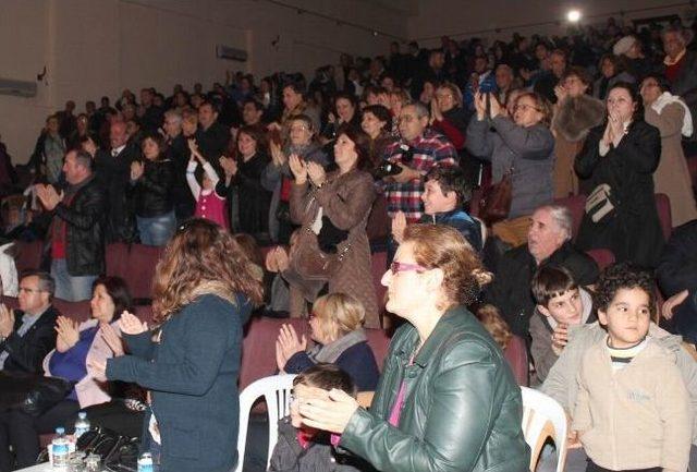 Edremit Tiyatroya Hasret Giderdi 3