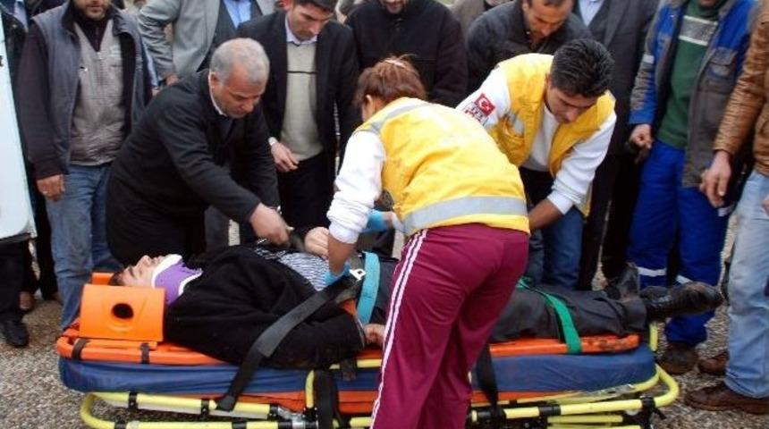 Belediye Makam Aracı Tarlaya U&ccedil;tu: 2 Yaralı