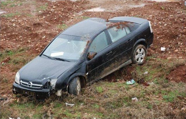 Belediye Makam Aracı Tarlaya Uçtu: 2 Yaralı