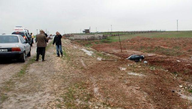 Belediye Makam Aracı Tarlaya Uçtu: 2 Yaralı