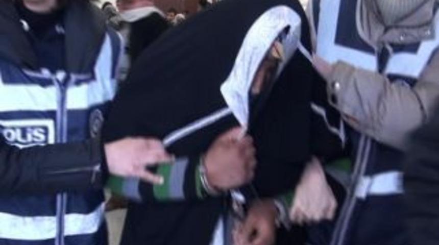 Hırsızlık yapan 2 kadın su&ccedil;&uuml;st&uuml; yakalandı