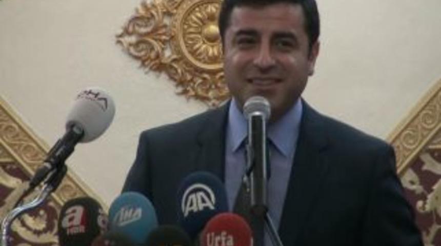Demirtaş mikrofonun azizliğine uğradı